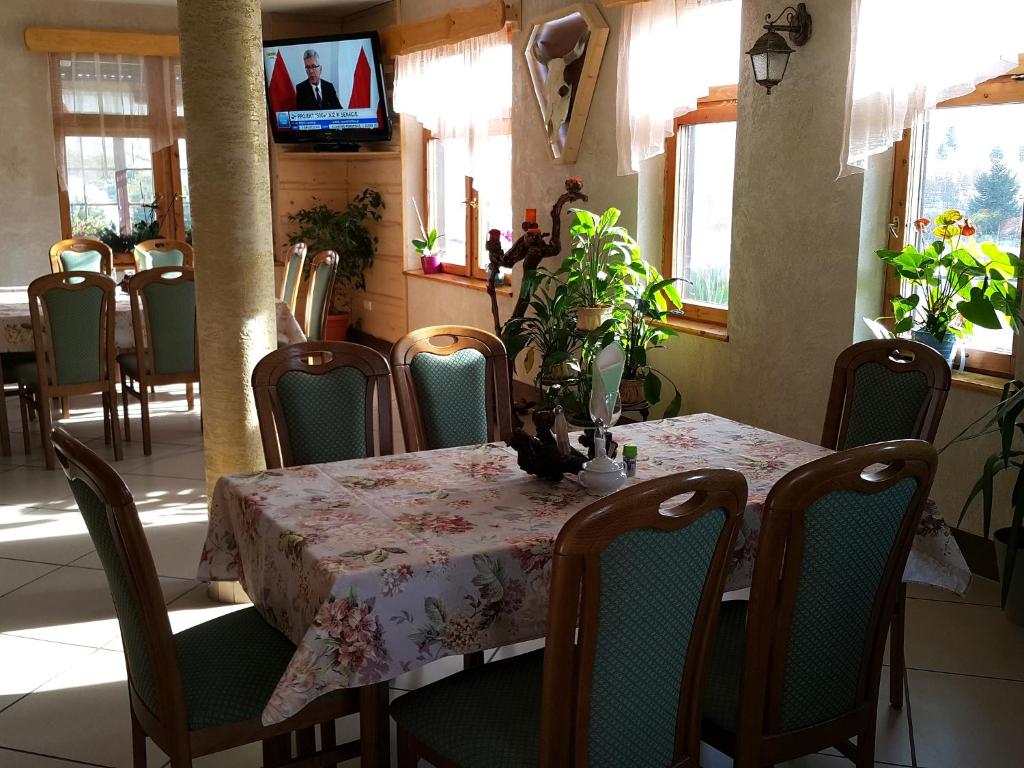 TV a/nebo společenská místnost v ubytování Zajazd Byczy Róg