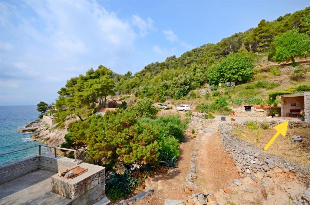 a view of a hill next to the ocean at House Slavka in Gdinj