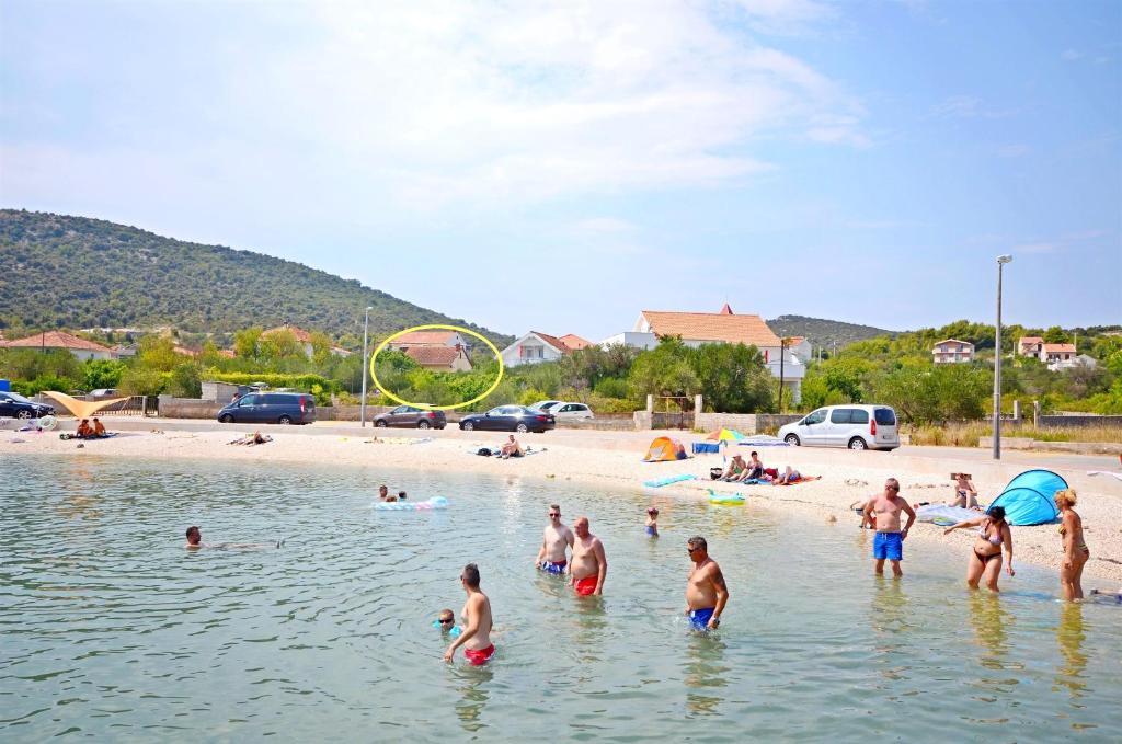eine Gruppe von Menschen im Wasser an einem Strand in der Unterkunft House Franka in Vinišće