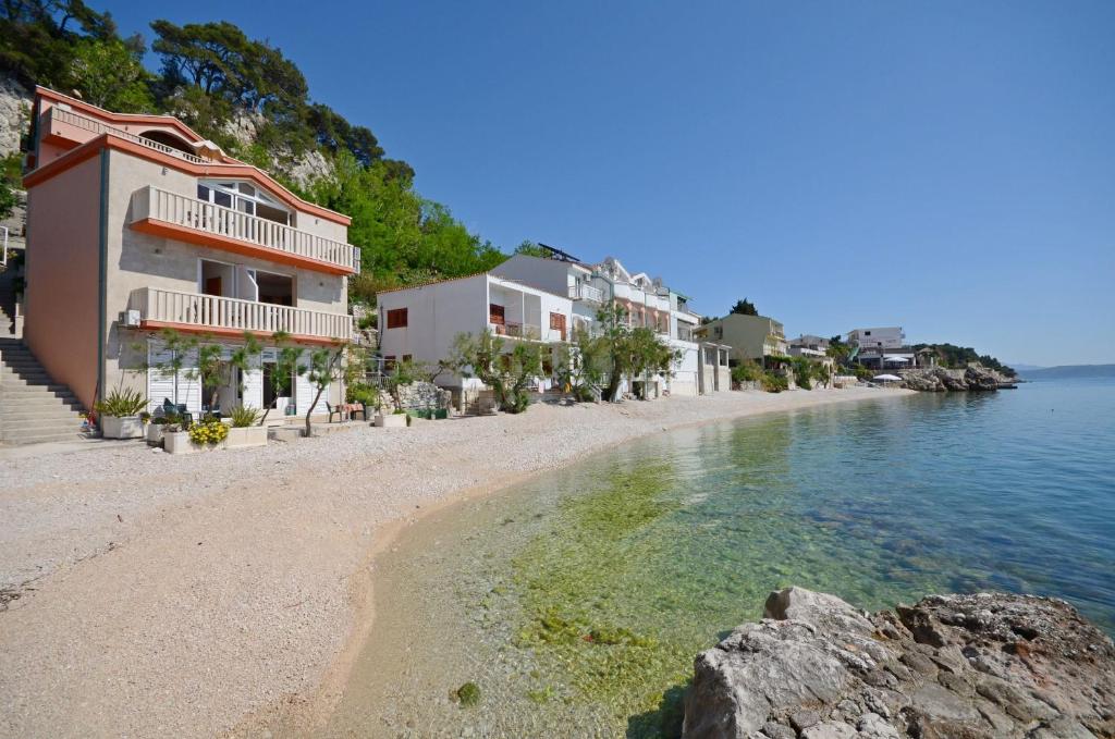 a view of a beach with houses and the water at Apartments Jure in Drasnice