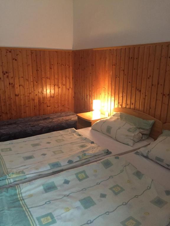 Postel nebo postele na pokoji v ubytování Matróz Siófok