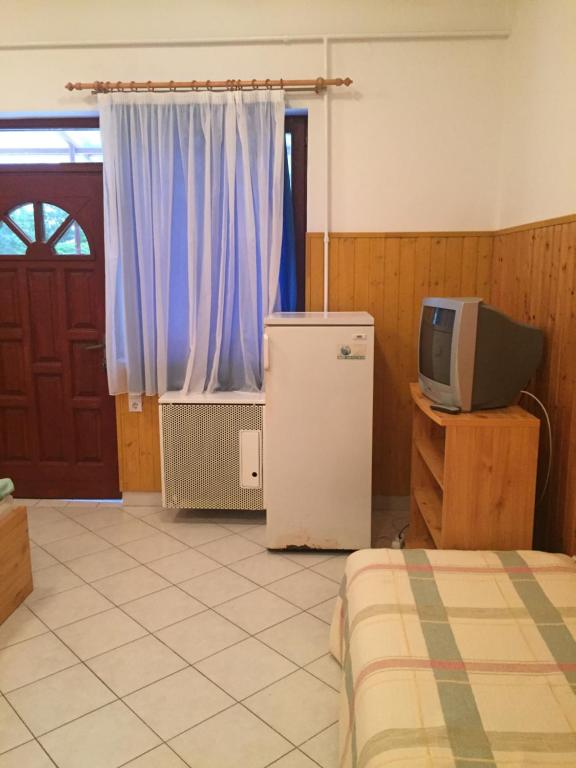 TV a/nebo společenská místnost v ubytování Matróz Siófok