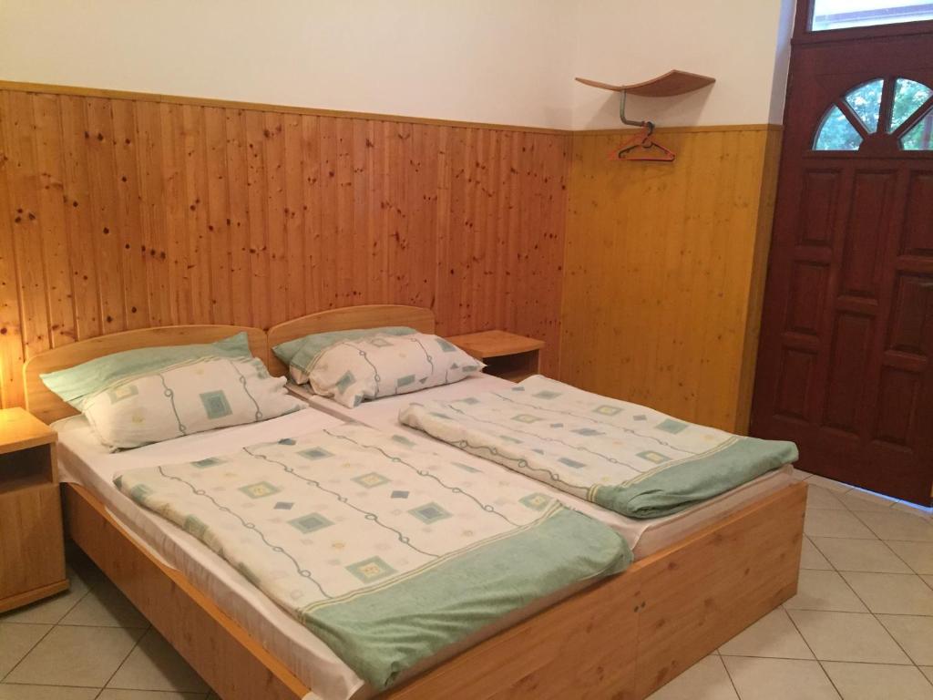 Postel nebo postele na pokoji v ubytování Matróz Siófok