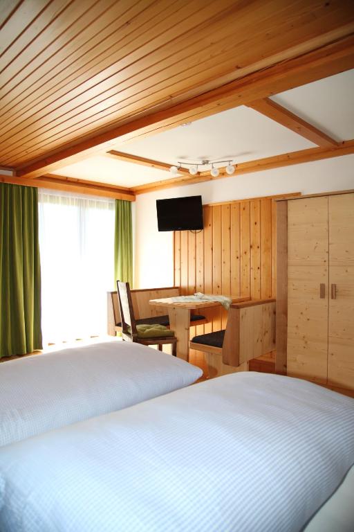 Postel nebo postele na pokoji v ubytování Gailerhof