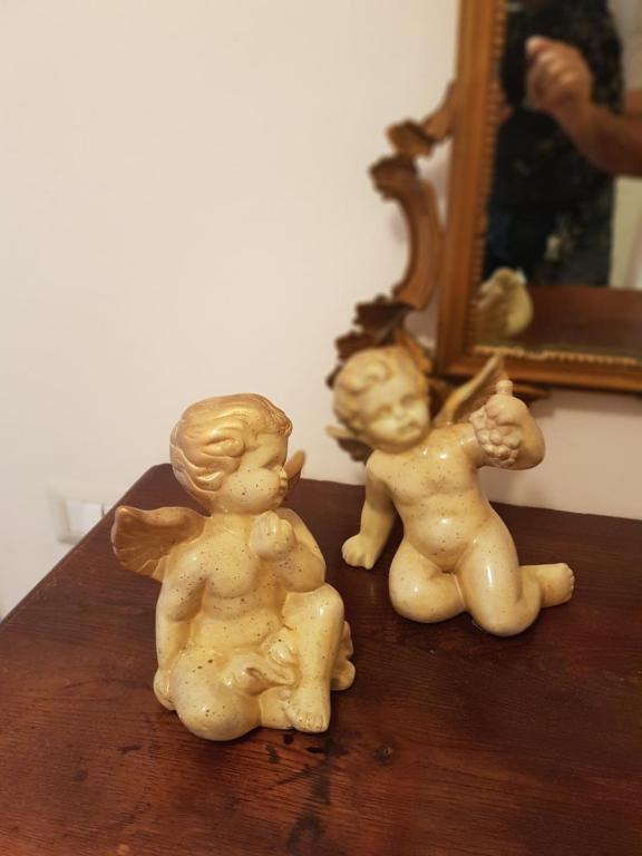 TerricciolaにあるAccasamia Terricciolaの鏡の前のテーブルに座る小さな天使二人