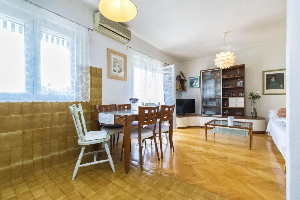 Televízia a/alebo spoločenská miestnosť v ubytovaní Apartment Zorka