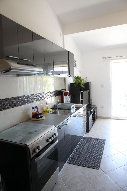 Kuchyň nebo kuchyňský kout v ubytování Apartments Mira