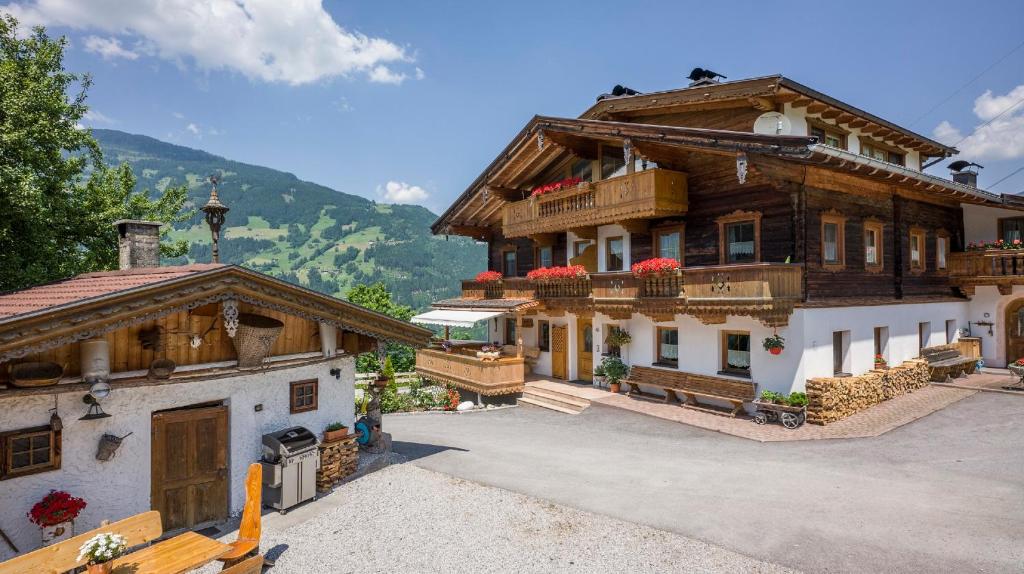 una gran casa de madera con flores en el balcón en Haus Kammerland en Zell am Ziller