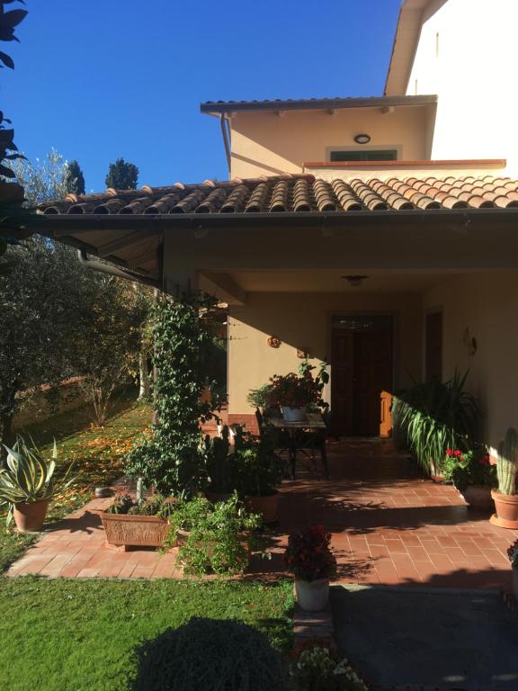 una casa con un patio con una mesa en el patio en Casa Sossi, en Montagnano