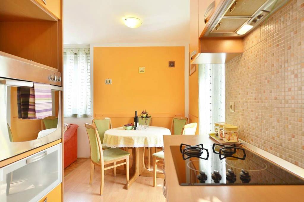 Kuchyňa alebo kuchynka v ubytovaní Apartment Vicko