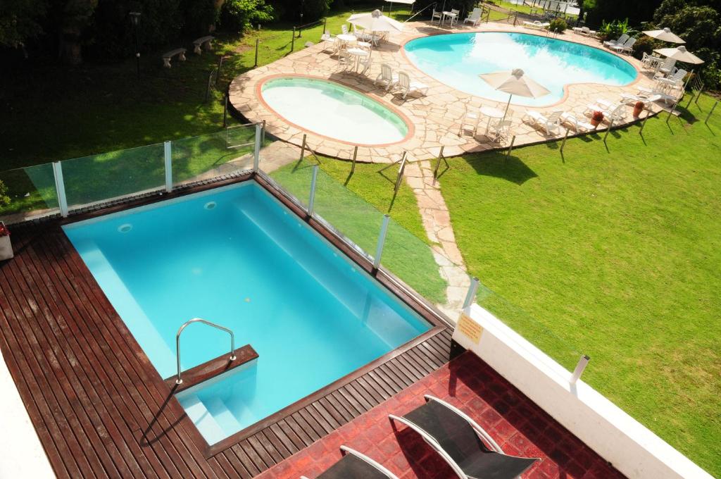 una terraza con vistas a una piscina en Hostal de la Costa en Villa Carlos Paz