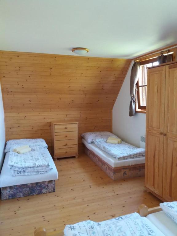Posteľ alebo postele v izbe v ubytovaní Chata Liptovská Mara