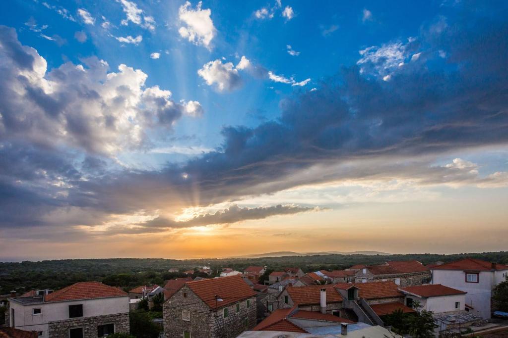 Východ nebo západ slunce při pohledu z apartmánu nebo okolí