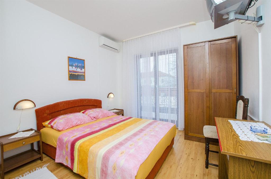 Postel nebo postele na pokoji v ubytování Apartments and Rooms Iva