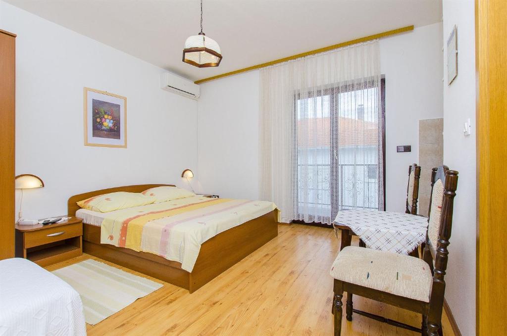 Postel nebo postele na pokoji v ubytování Apartments and Rooms Iva