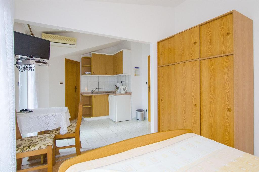 Kuchyň nebo kuchyňský kout v ubytování Apartments and Rooms Iva