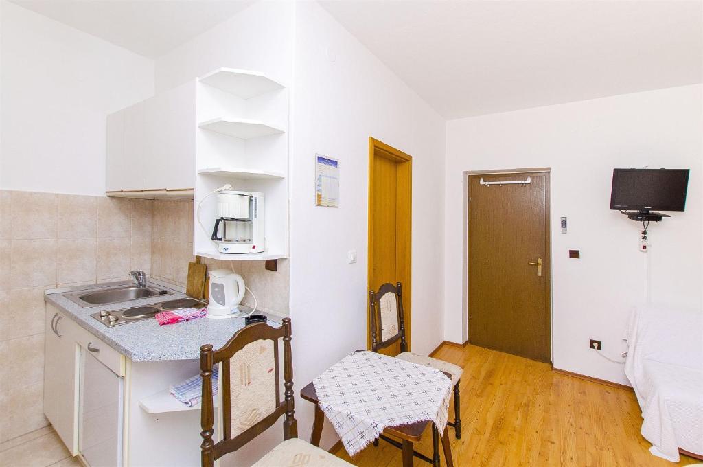Kuchyň nebo kuchyňský kout v ubytování Apartments and Rooms Iva