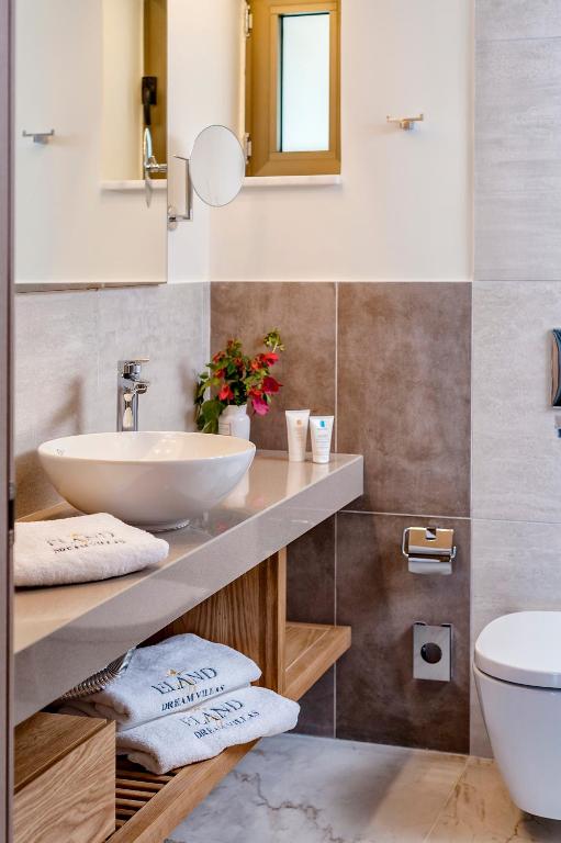 A bathroom at Eland Dream Villas