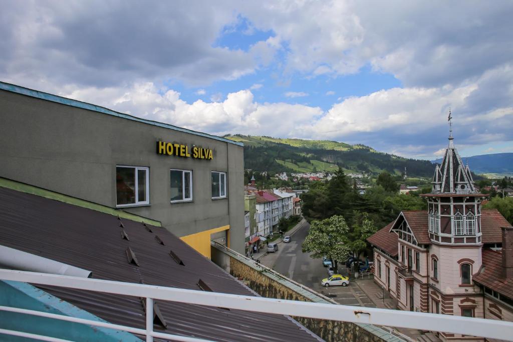 Nespecifikovaný výhled na hory nebo výhled na hory při pohledu z hotelu
