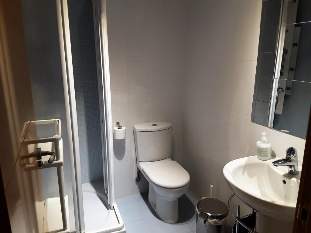 Koupelna v ubytování Apartamentos Argualas