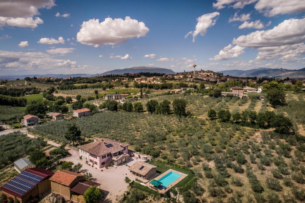 una vista aérea de una casa con piscina en un campo en Agriturismo La Rosa Montefalco, en Montefalco