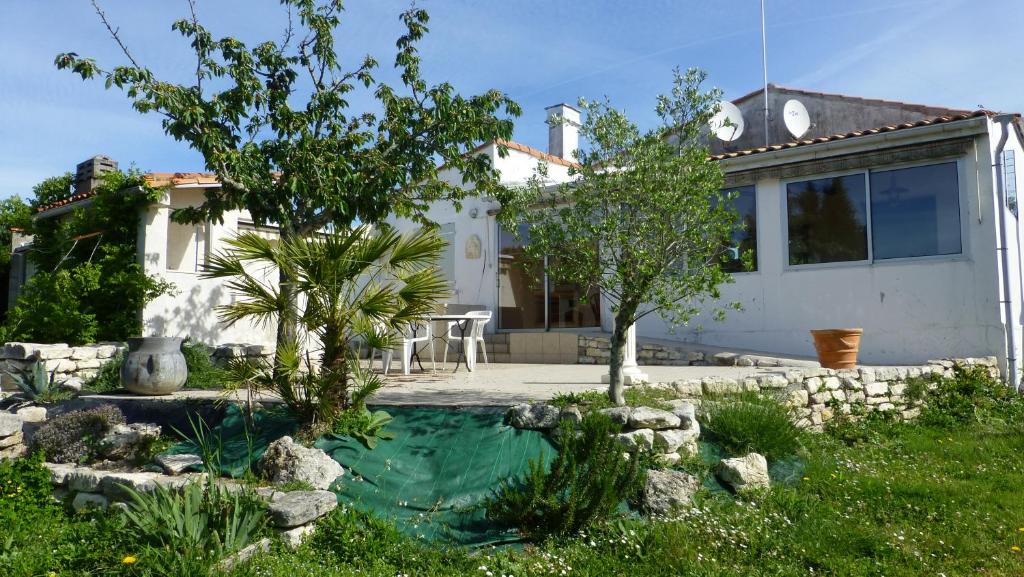 une maison avec une piscine dans la cour dans l'établissement Boulevard 66, à Rochefort
