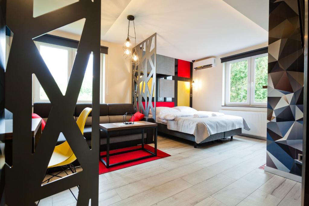 1 dormitorio con 1 cama y 1 mesa en una habitación en Apartament Trójkąty i Kwadraty, en Łańcut