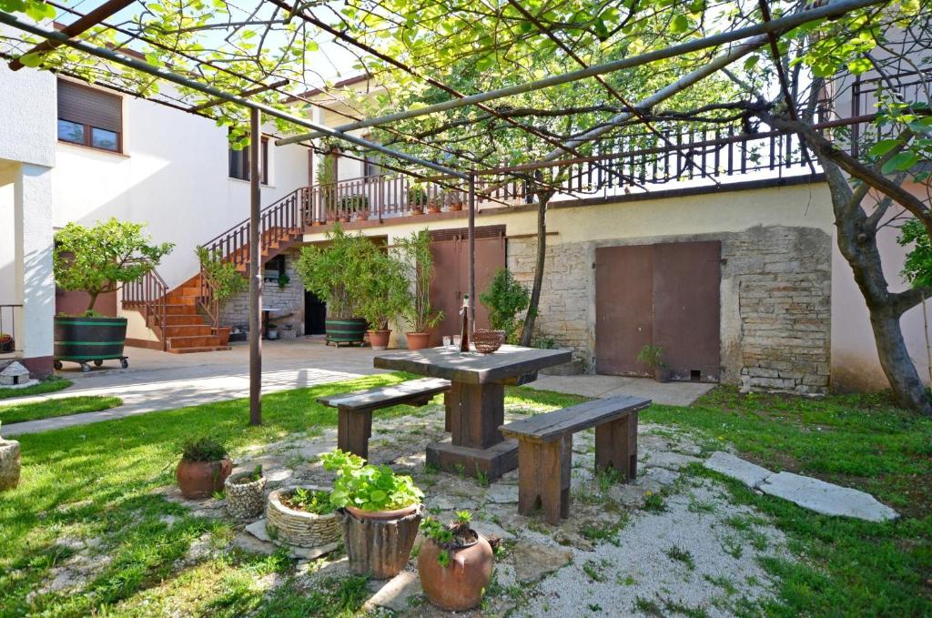 a patio with a picnic table in a yard at Apartment Srblin in Sveti Petar u Šumi