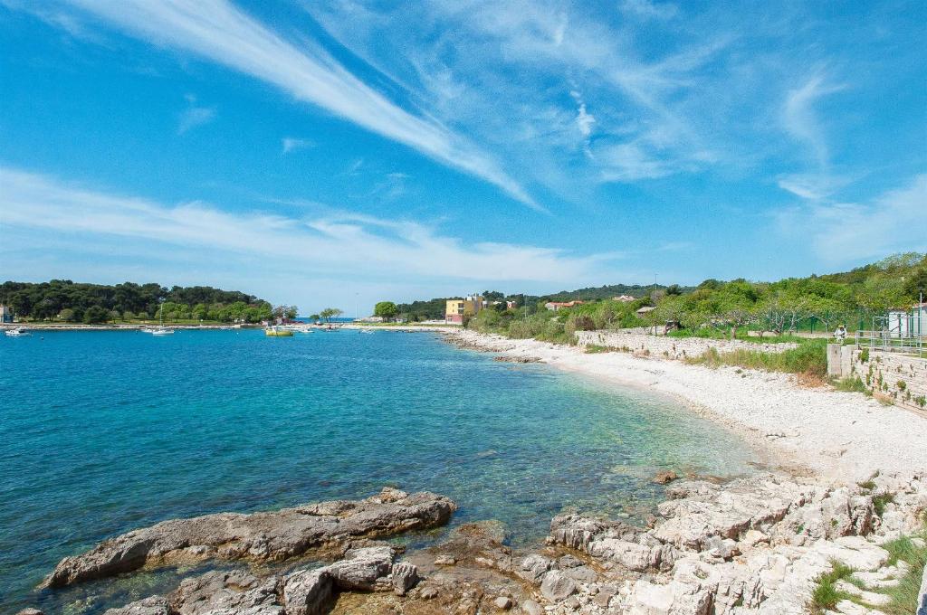 En strand vid eller i n&auml;rheten av l&auml;genheten