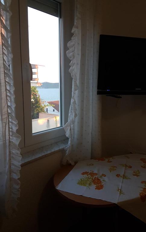 TV a/nebo společenská místnost v ubytování Apartments Brčić