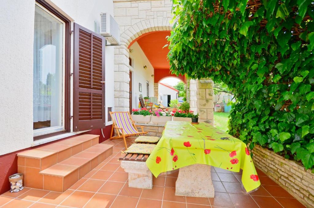 Patio lub wspólna przestrzeń na świeżym powietrzu w obiekcie Apartments Bogetic