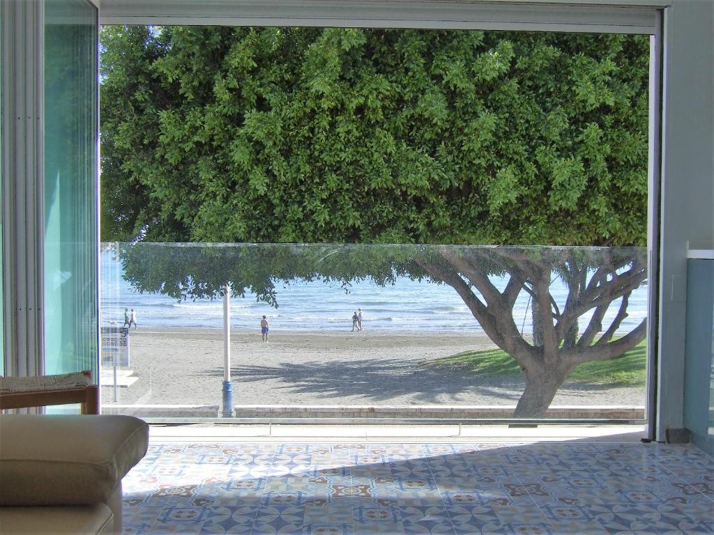 Beachfront House on 1st Line - Hizvo