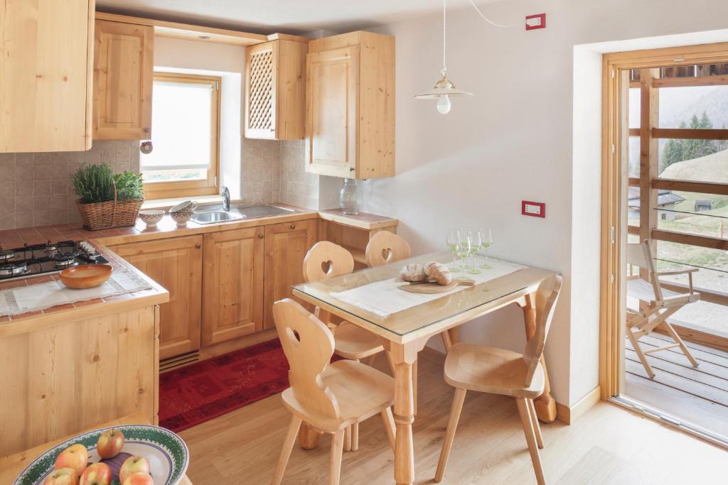 مطبخ أو مطبخ صغير في Albergo Diffuso Sauris in Lateis