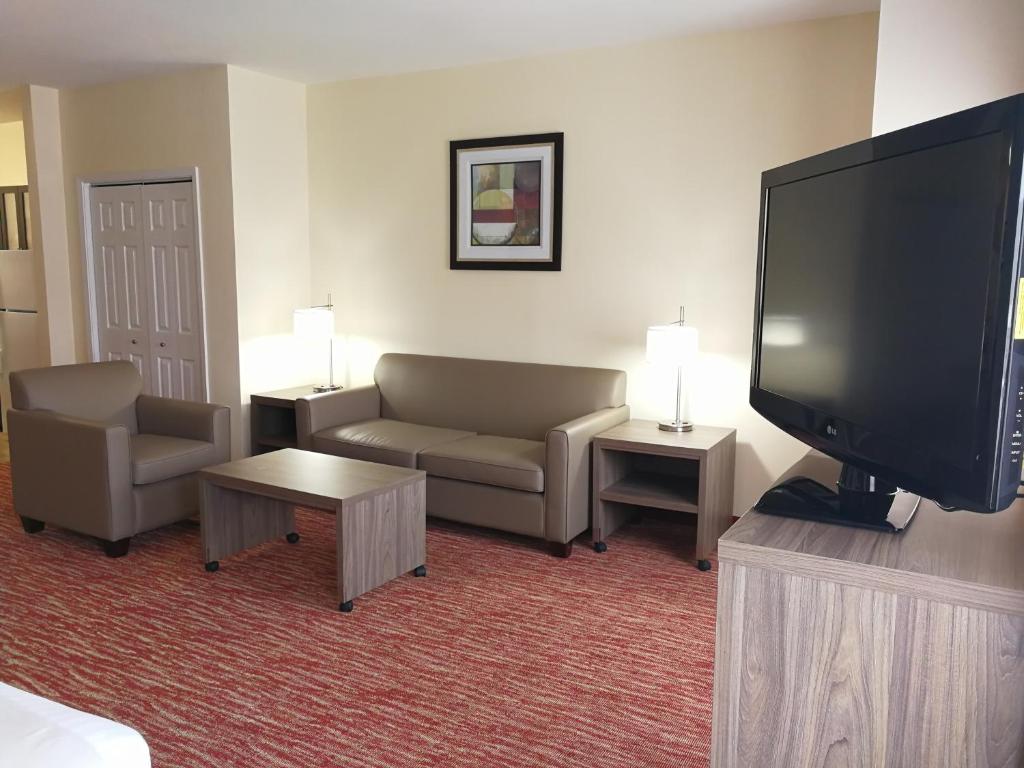 TV a/nebo společenská místnost v ubytování Hawthorn Suites Irving DFW South
