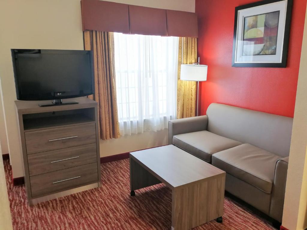 TV a/nebo společenská místnost v ubytování Hawthorn Suites Irving DFW South