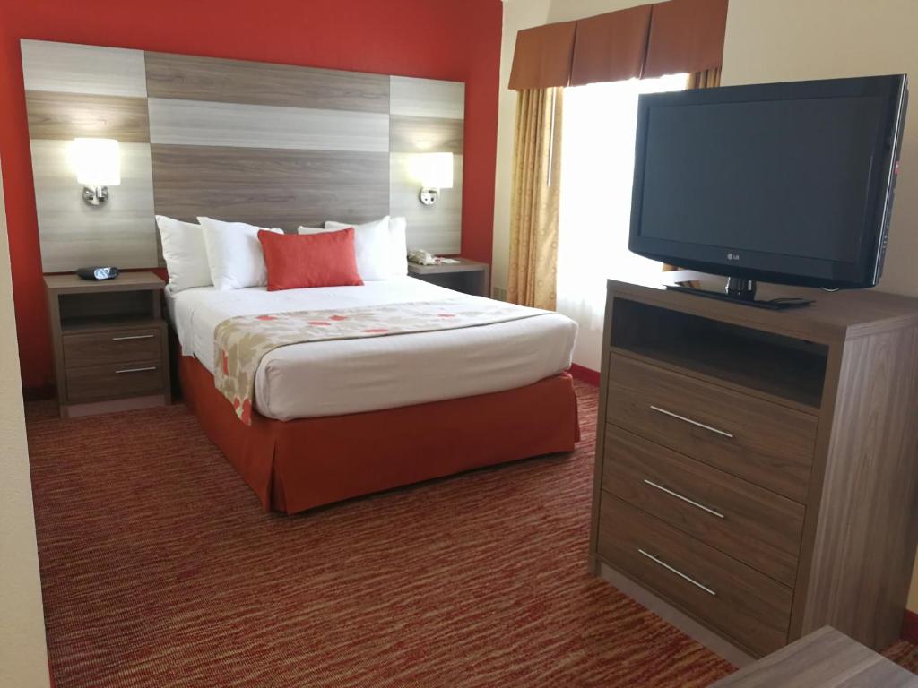 Postel nebo postele na pokoji v ubytování Hawthorn Suites Irving DFW South