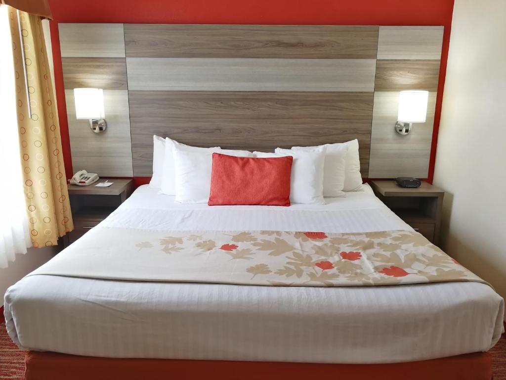 Postel nebo postele na pokoji v ubytování Hawthorn Suites Irving DFW South