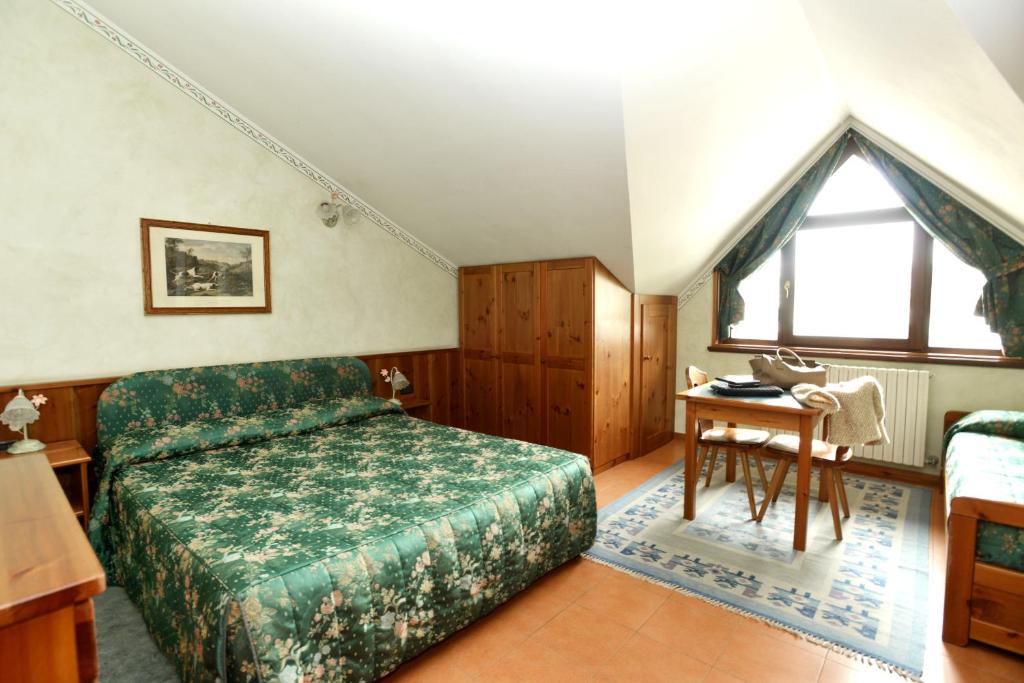 Postel nebo postele na pokoji v ubytování Hotel Cristallo