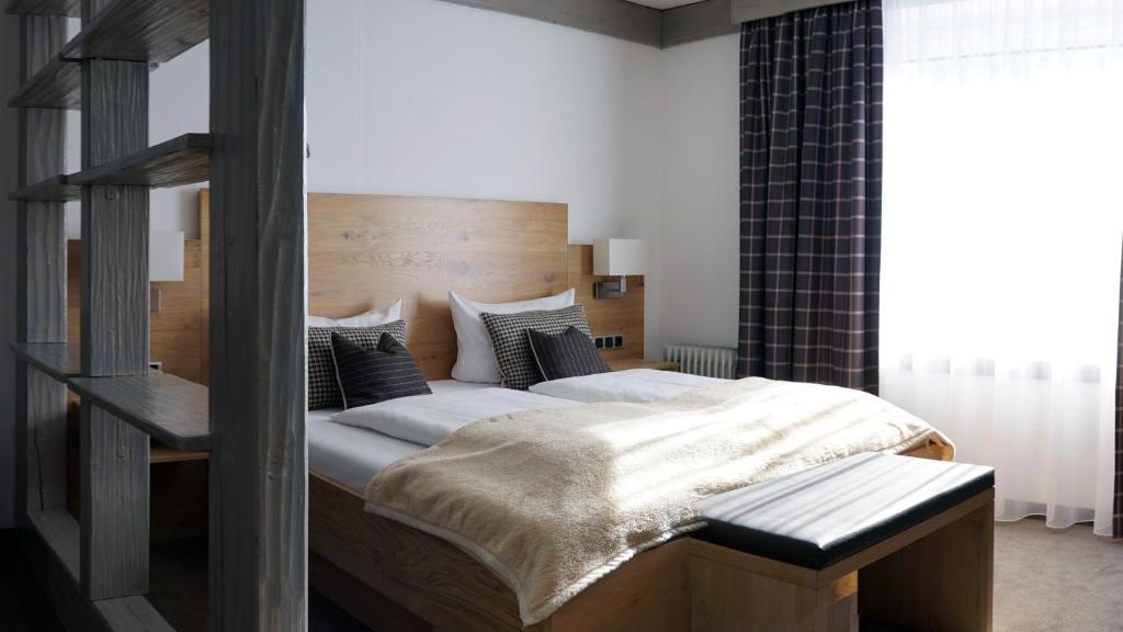 Postel nebo postele na pokoji v ubytování Hotel Quellenhof
