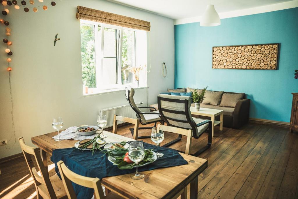 uma sala de estar com mesa e cadeiras em Krauklis beach apartments em Saulkrasti