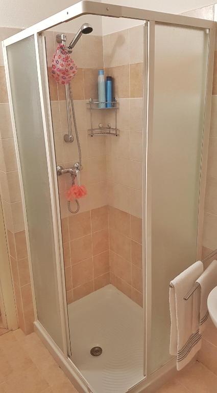prysznic ze szklanymi drzwiami w łazience w obiekcie Appartamento Angi - lago & vacanza attiva w mieście Riva del Garda