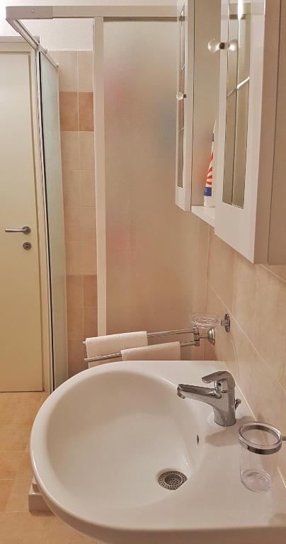 łazienka z umywalką i lustrem w obiekcie Appartamento Angi - lago & vacanza attiva w mieście Riva del Garda