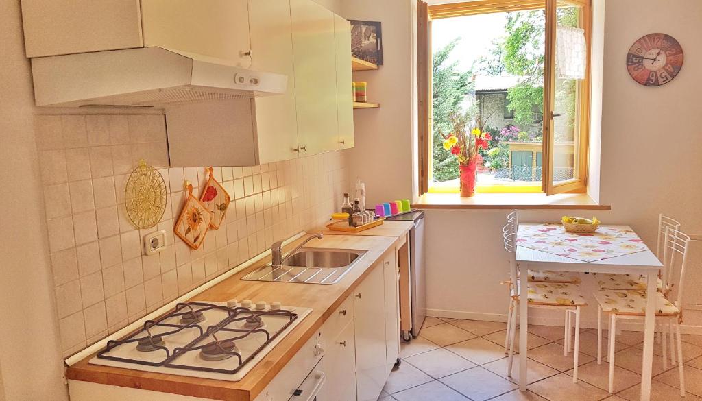 Kuchnia lub aneks kuchenny w obiekcie Appartamento Angi - lago & vacanza attiva
