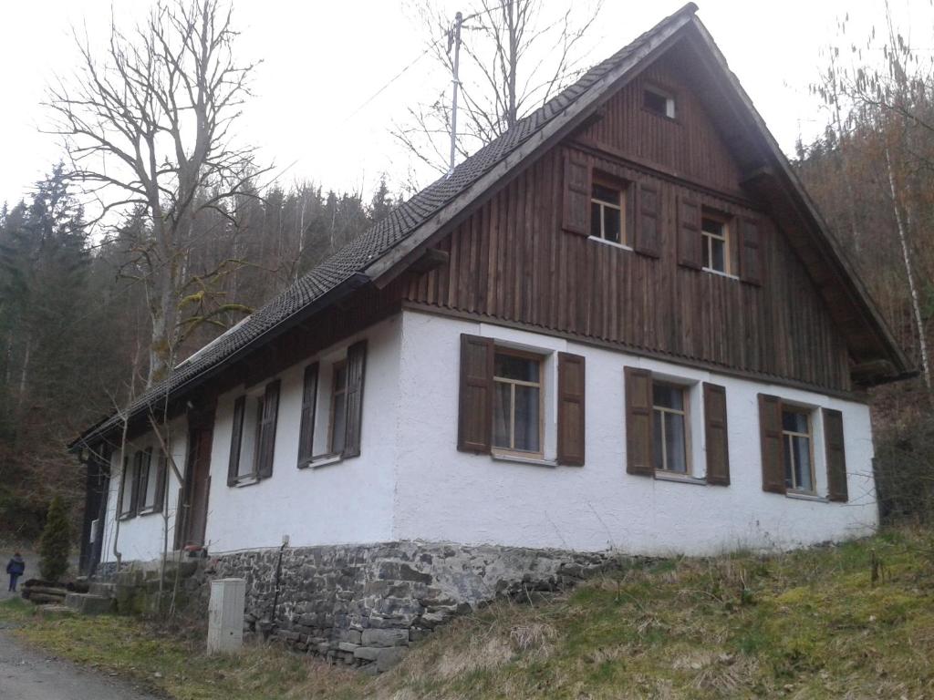 WilhelmsthalにあるBei der Grossen Lindeの木屋根の家