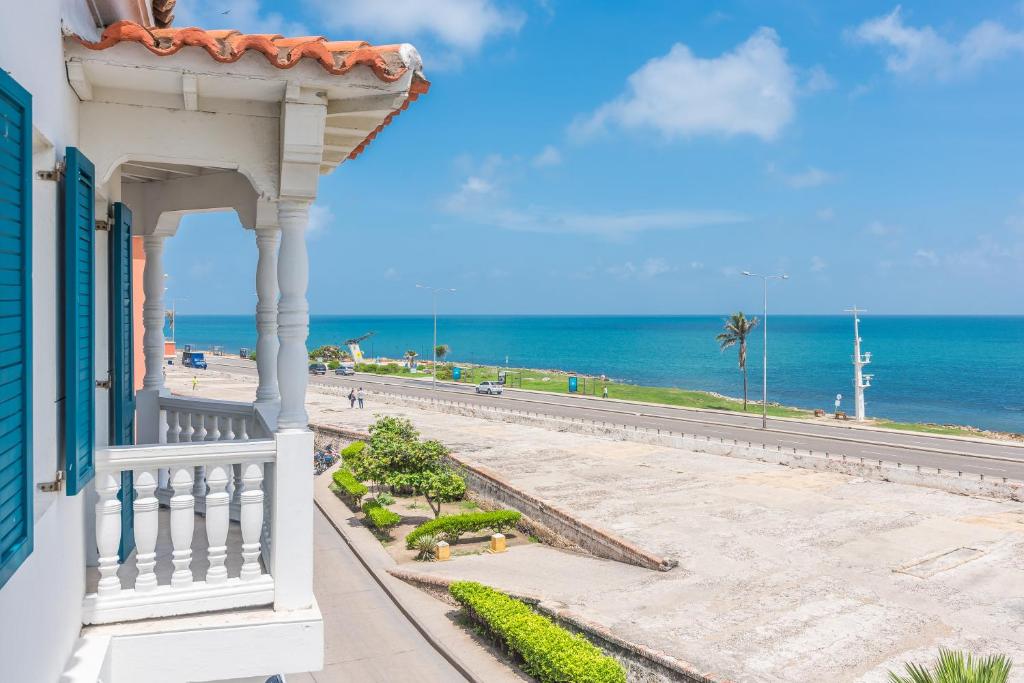 een balkon van een gebouw met uitzicht op de oceaan bij Hotel Boutique Bovedas de Santa Clara By Accor in Cartagena