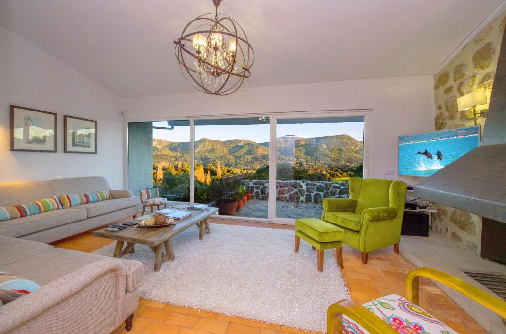 a living room with a couch and a table at Arrábida Mountain House in Azeitao