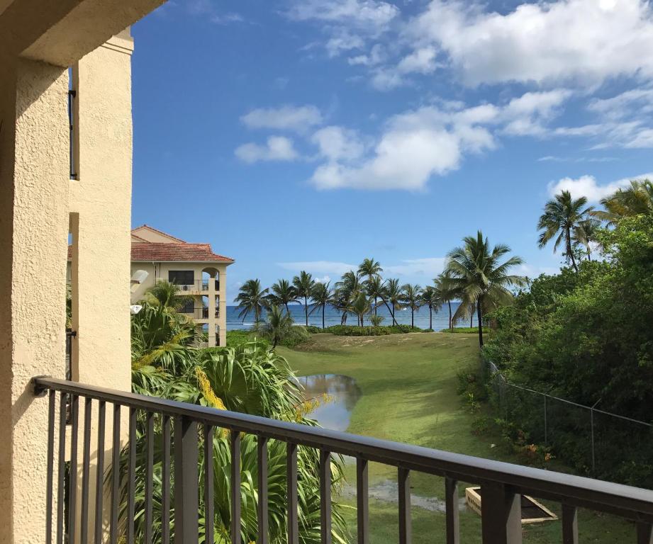 uma vista para o oceano a partir da varanda de um resort em Pelican Cove Condo em Christiansted