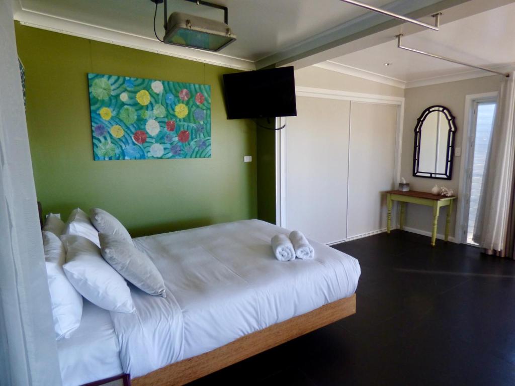 Postel nebo postele na pokoji v ubytování ArtHOUSE Beachfront Accommodation