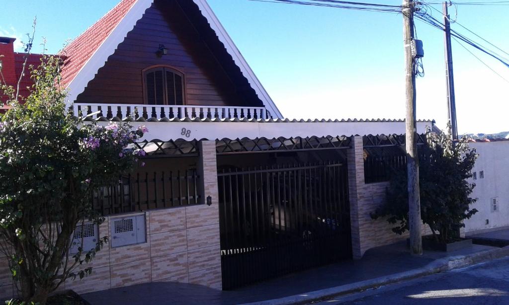 una casa con una puerta delante de ella en Chalé de Férias, en Campos do Jordão