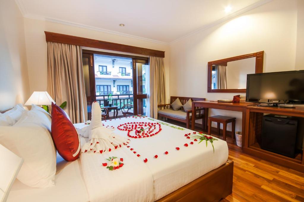 Postel nebo postele na pokoji v ubytování Saem Siemreap Hotel